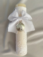 Cargar imagen en el visor de la galería, Velas Colección Tul Bordado Medallas Virgen Guadalupe y Milagrosa