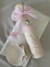 Cargar imagen en el visor de la galería, Kit Bautizo Colección PEONY Bordado Tul Español con Medalla Virgen Guadalupe Perlas