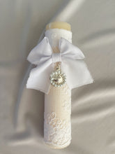 Cargar imagen en el visor de la galería, Velas Colección Tul Bordado Medallas Virgen Guadalupe y Milagrosa