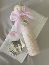 Cargar imagen en el visor de la galería, Kit Bautizo Colección PEONY Bordado Tul Español con Medalla Virgen Guadalupe Perlas