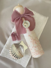 Cargar imagen en el visor de la galería, Kit Bautizo Colección PEONY Bordado Tul Español con Medalla Virgen Guadalupe Perlas