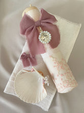 Cargar imagen en el visor de la galería, Kit Bautizo Colección PEONY Bordado Tul Español con Medalla Virgen Guadalupe Perlas