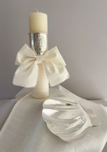 Cargar imagen en el visor de la galería, Kit Bautizo Colección ARO con Virgen de Guadalupe OVAL con Moño Listón Lino