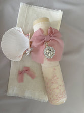 Cargar imagen en el visor de la galería, Kit Bautizo Colección PEONY Bordado Tul Español con Medalla Virgen Guadalupe Perlas