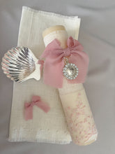 Cargar imagen en el visor de la galería, Kit Bautizo Colección PEONY Bordado Tul Español con Medalla Virgen Guadalupe Perlas