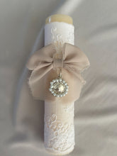 Cargar imagen en el visor de la galería, Velas Colección Tul Bordado Medallas Virgen Guadalupe y Milagrosa