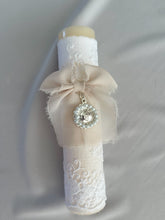 Cargar imagen en el visor de la galería, Velas Colección Tul Bordado Medallas Virgen Guadalupe y Milagrosa