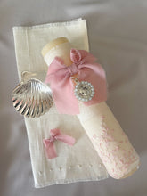 Cargar imagen en el visor de la galería, Kit Bautizo Colección PEONY Bordado Tul Español con Medalla Virgen Guadalupe Perlas