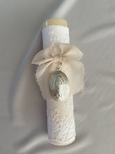 Cargar imagen en el visor de la galería, Velas Colección Tul Bordado Medallas Virgen Guadalupe y Milagrosa