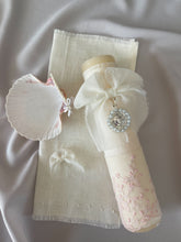 Cargar imagen en el visor de la galería, Kit Bautizo Colección PEONY Bordado Tul Español con Medalla Virgen Guadalupe Perlas