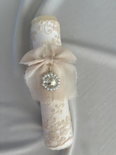 Cargar imagen en el visor de la galería, Velas Colección Tul Bordado Medallas Virgen Guadalupe y Milagrosa