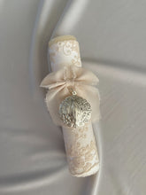 Cargar imagen en el visor de la galería, Velas Colección Tul Bordado Medallas Virgen Guadalupe y Milagrosa