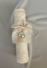 Cargar imagen en el visor de la galería, Velas Colección Tul Bordado Medallas Virgen Guadalupe y Milagrosa