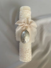 Cargar imagen en el visor de la galería, Velas Colección Tul Bordado Medallas Virgen Guadalupe y Milagrosa