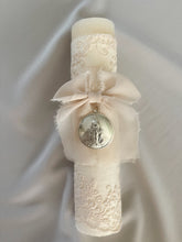 Cargar imagen en el visor de la galería, Velas Colección Tul Bordado Medallas Virgen Guadalupe y Milagrosa