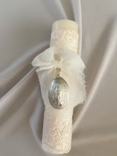 Cargar imagen en el visor de la galería, Velas Colección Tul Bordado Medallas Virgen Guadalupe y Milagrosa