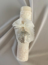 Cargar imagen en el visor de la galería, Velas Colección Tul Bordado Medallas Virgen Guadalupe y Milagrosa