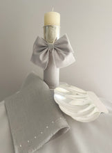 Cargar imagen en el visor de la galería, Kit Bautizo Colección ARO con Virgen de Guadalupe OVAL con Moño Listón Lino