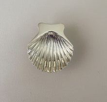 Cargar imagen en el visor de la galería, Kit Bautizo Colección PEONY Bordado Tul Español con Medalla Virgen Guadalupe 5cms Redonda