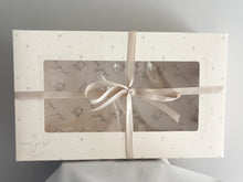 Cargar imagen en el visor de la galería, Kit Bautizo Colección Puntilla Española con placa de CRUZ en baño de Plata