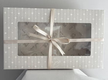 Cargar imagen en el visor de la galería, Kit Bautizo Colección Puntilla Española con placa de CRUZ en baño de Plata