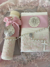 Cargar imagen en el visor de la galería, Kit de Primera Comunión Colección PEONY con Medalla Virgen de Guadalupe
