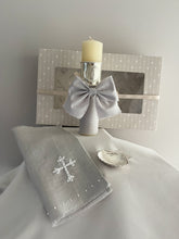 Cargar imagen en el visor de la galería, Kit Bautizo Colección ARO/Virgen de Guadalupe Redonda con Moño Listón Lino