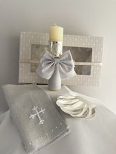 Cargar imagen en el visor de la galería, Kit Bautizo Colección ARO/Virgen de Guadalupe Redonda con Moño Listón Lino