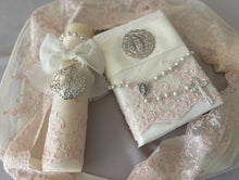 Cargar imagen en el visor de la galería, Kit de Primera Comunión Colección PEONY con Medalla Virgen de Guadalupe