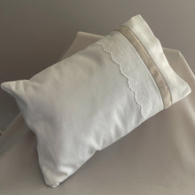 Cargar imagen en el visor de la galería, Almohada Piqué y Tira Bordada Española