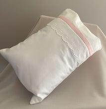 Cargar imagen en el visor de la galería, Almohada Piqué y Tira Bordada Española