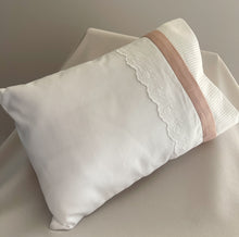 Cargar imagen en el visor de la galería, Almohada Piqué y Tira Bordada Española