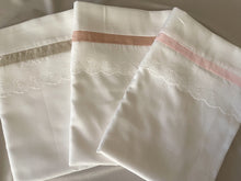 Cargar imagen en el visor de la galería, Juego de Sábanas Algodón Piqué y Tira Bordada Española
