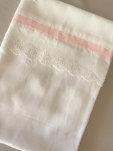 Cargar imagen en el visor de la galería, Sets para Cuna Piqué Español y Tira Bordada