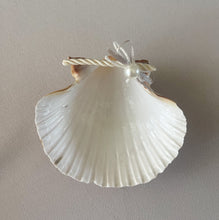 Cargar imagen en el visor de la galería, Kit Bautizo Colección PEONY Bordado Tul Español con Medalla Virgen Guadalupe 5cms Redonda