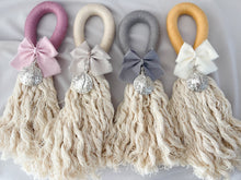 Cargar imagen en el visor de la galería, Bendiciones para puerta de Macramé con Medalla Virgen Guadalupe 3 cms Redonda