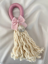 Cargar imagen en el visor de la galería, Bendiciones para puerta de Macramé con Medalla Virgen Guadalupe 3 cms Redonda