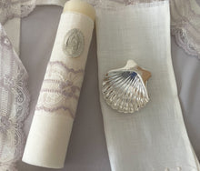 Cargar imagen en el visor de la galería, Kit Bautizo Colección SweetPea Placa Virgen de Guadalupe