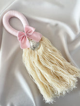 Cargar imagen en el visor de la galería, Bendiciones para puerta de Macramé con Medalla Virgen Guadalupe 3 cms Redonda