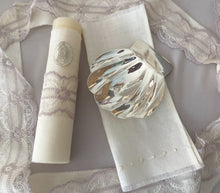 Cargar imagen en el visor de la galería, Kit Bautizo Colección SweetPea Placa Virgen de Guadalupe