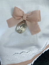 Cargar imagen en el visor de la galería, Cubre Porta Bebé ELEGANCE de Piqué  y Tira Bordada Española