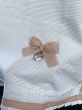 Cargar imagen en el visor de la galería, Cubre Porta Bebé ELEGANCE de Piqué  y Tira Bordada Española