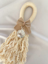 Cargar imagen en el visor de la galería, Bendiciones para puerta de Macramé con Medalla Virgen Guadalupe 3 cms Redonda