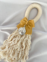 Cargar imagen en el visor de la galería, Bendiciones para puerta de Macramé con Medalla Virgen Guadalupe 3 cms Redonda