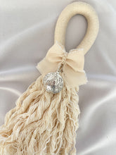 Cargar imagen en el visor de la galería, Bendiciones para puerta de Macramé con Medalla Virgen Guadalupe 3 cms Redonda