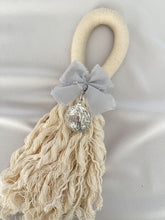 Cargar imagen en el visor de la galería, Bendiciones para puerta de Macramé con Medalla Virgen Guadalupe 3 cms Redonda