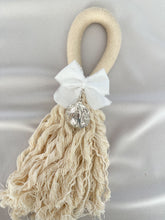 Cargar imagen en el visor de la galería, Bendiciones para puerta de Macramé con Medalla Virgen Guadalupe 3 cms Redonda