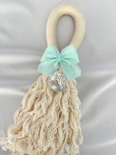 Cargar imagen en el visor de la galería, Bendiciones para puerta de Macramé con Medalla Virgen Guadalupe 3 cms Redonda