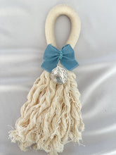 Cargar imagen en el visor de la galería, Bendiciones para puerta de Macramé con Medalla Virgen Guadalupe 3 cms Redonda