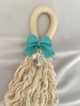 Cargar imagen en el visor de la galería, Bendiciones para puerta de Macramé con Medalla Virgen Guadalupe 3 cms Redonda